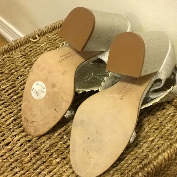 ⚡️Givenchy metallic leather lace heart block heels - Picture 14 of 16